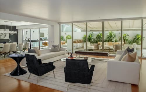Reformas en Boadilla del Monte 5 sala moderna con muebles individuales