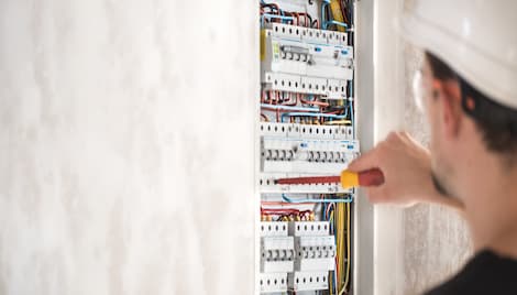Electricista en Pozuelo 3 hombre haciendo trabajos eléctricos