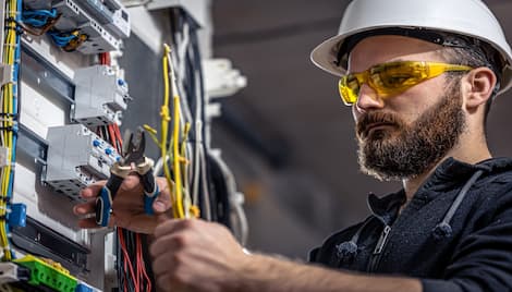 Electricista en Pozuelo 4 hombre haciendo trabajos eléctricos