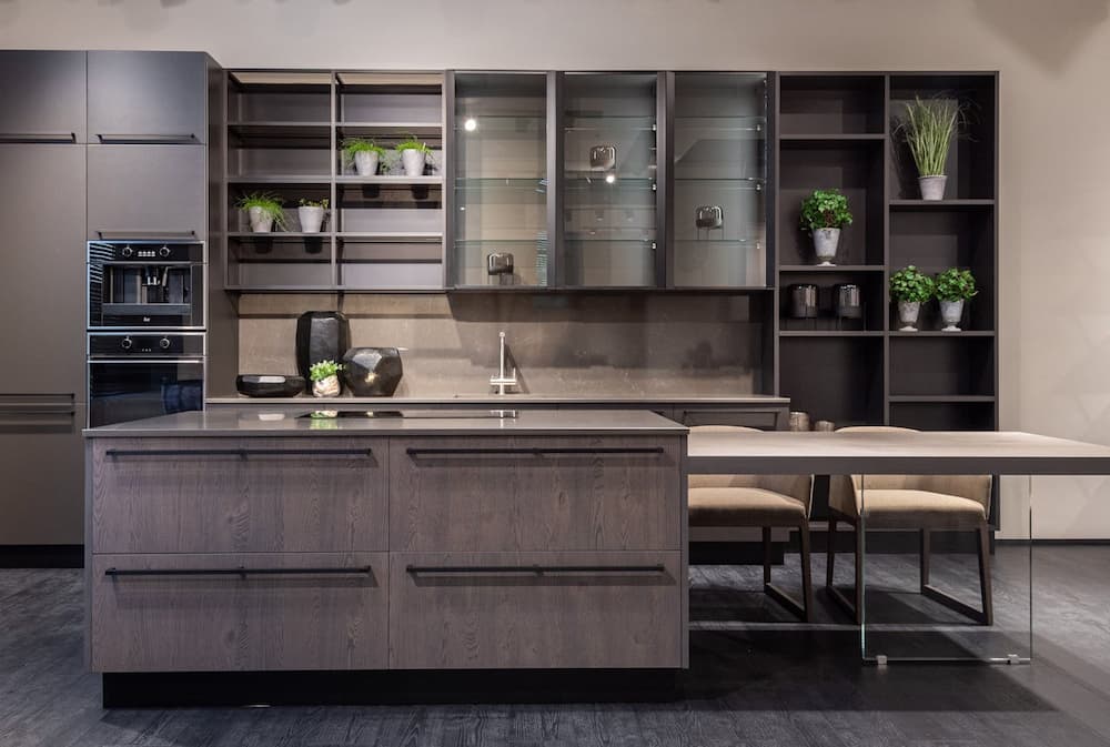 Ideas para reformar tu cocina con estilo y funcionalidad 1 cocina moderna en tonos oscuros