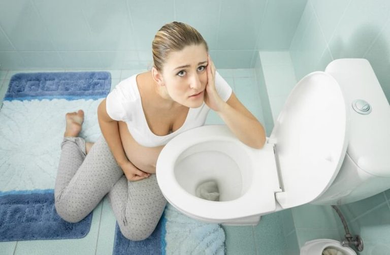 mujer eliminando mal olor en baño