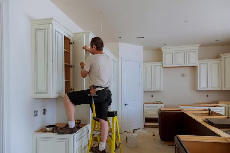 hombre reformando cocina de 12 m2