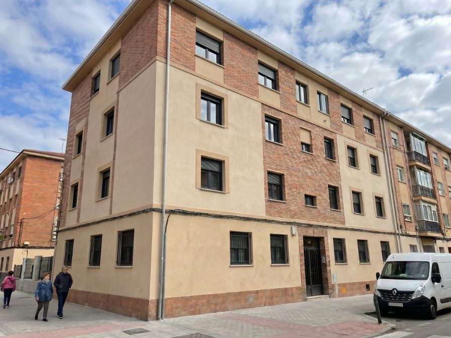 Rehabilitación de fachada con aislamiento térmico en Coslada