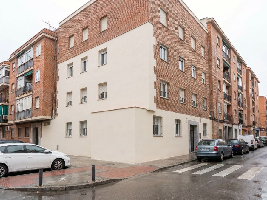Rehabilitación de fachada de edificio clásico en Coslada