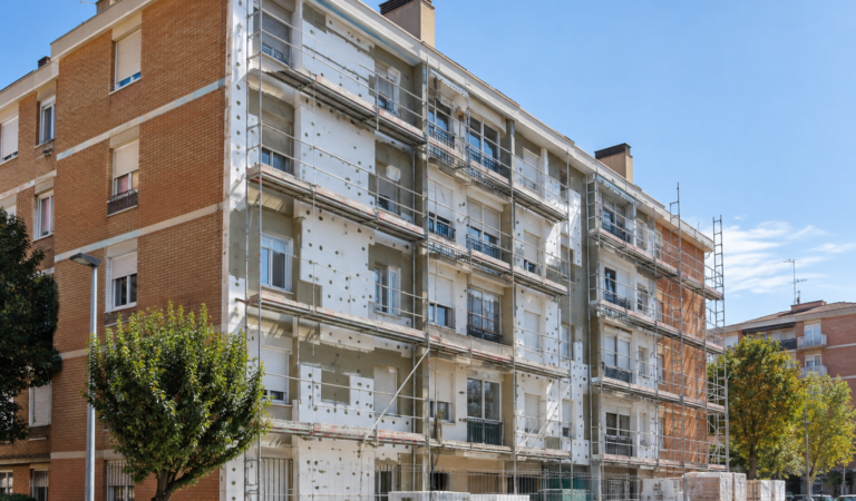 Rehabilitación de fachada con aislamiento en un edificio de Coslada, obra subvencionable